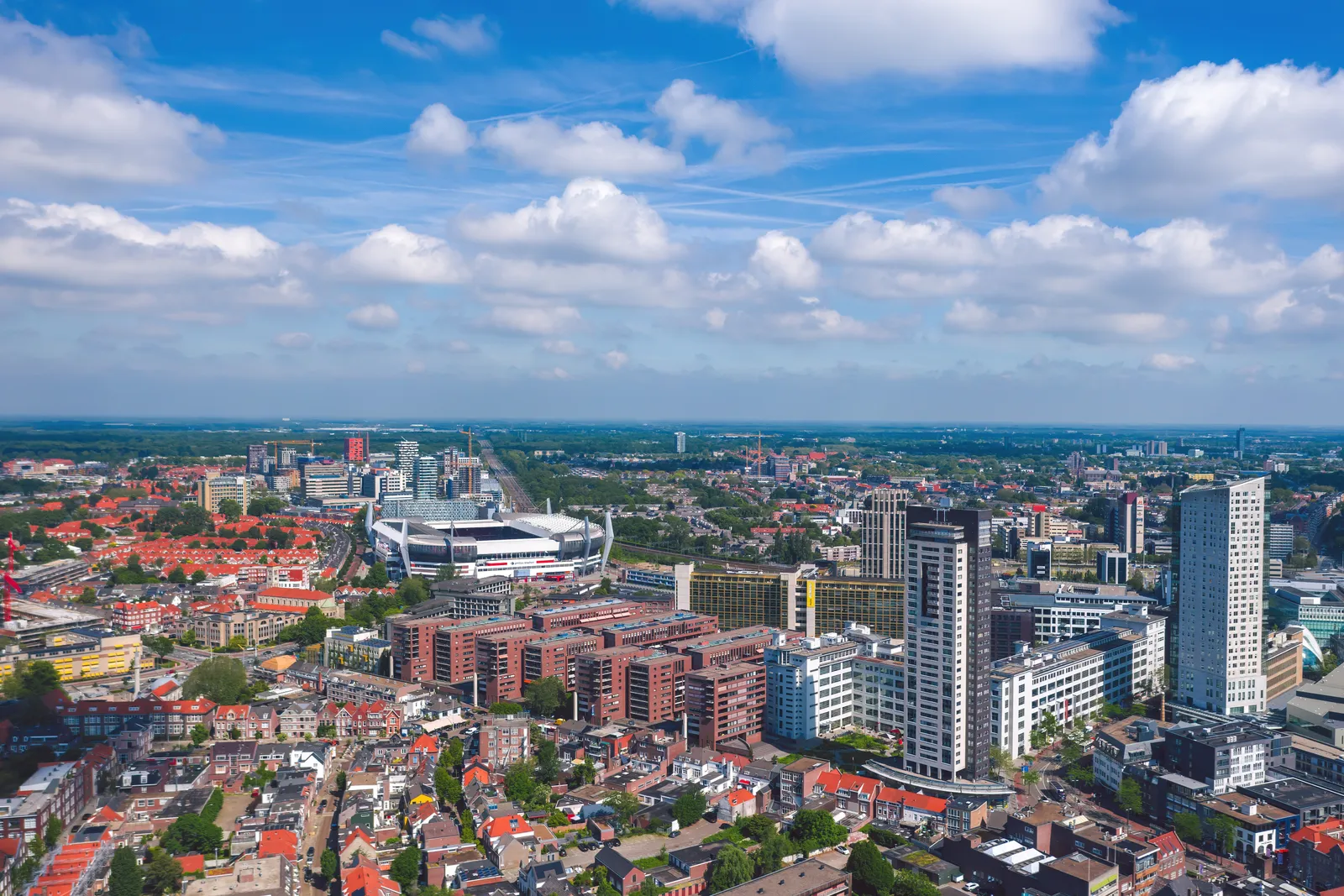 Skyline van Eindhoven met appartementencomplexen